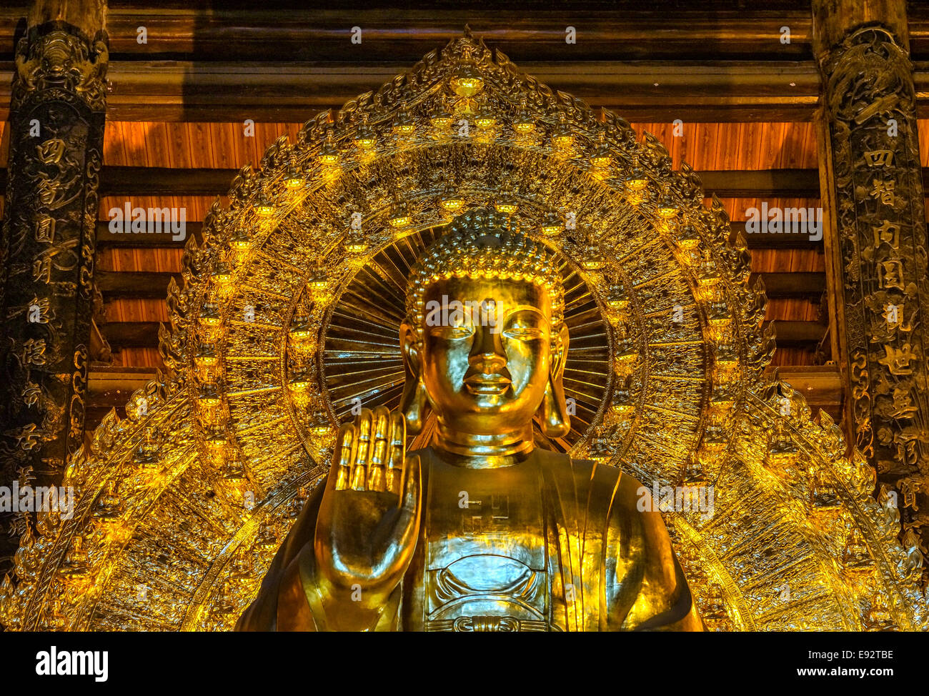 Büste und das Gesicht des Buddha umrahmt von Krone der Pfau Rute wie der Hintergrund. Stockfoto