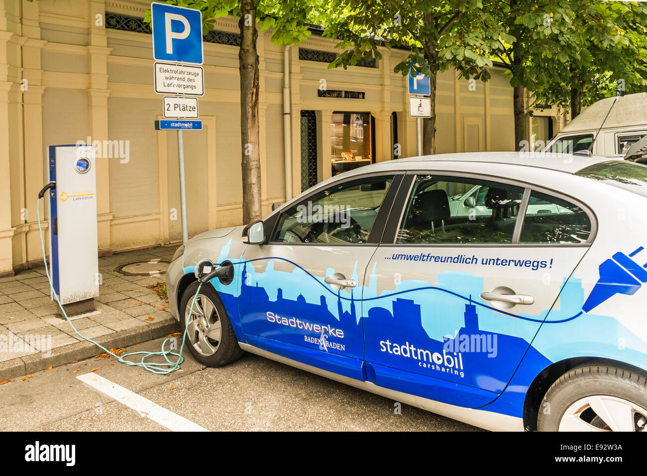 ein Elektrofahrzeug der örtlichen Carsharing-Unternehmen- stadtmobil  wird an einer Ladestation, Baden-baden geladen Stockfoto