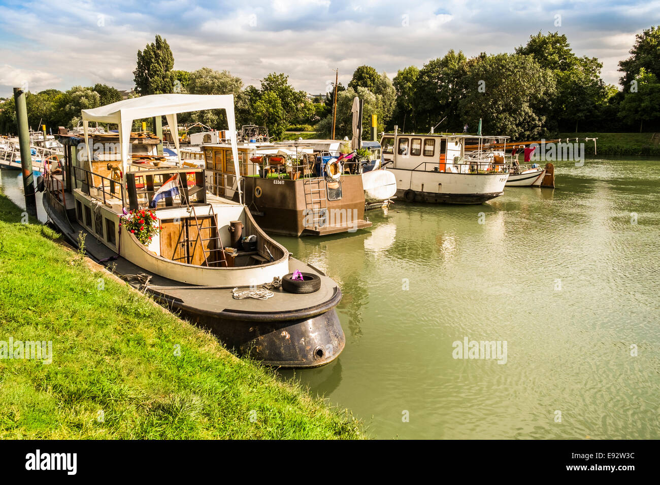 Hausboote auf Fluss Marne in NeuillySurMarne, Ile de France