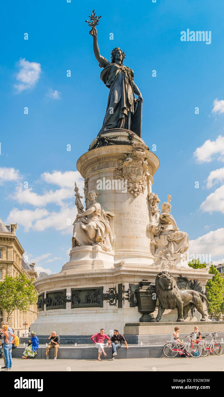 Menschen entspannen am Denkmal am Place De La République Stockfoto