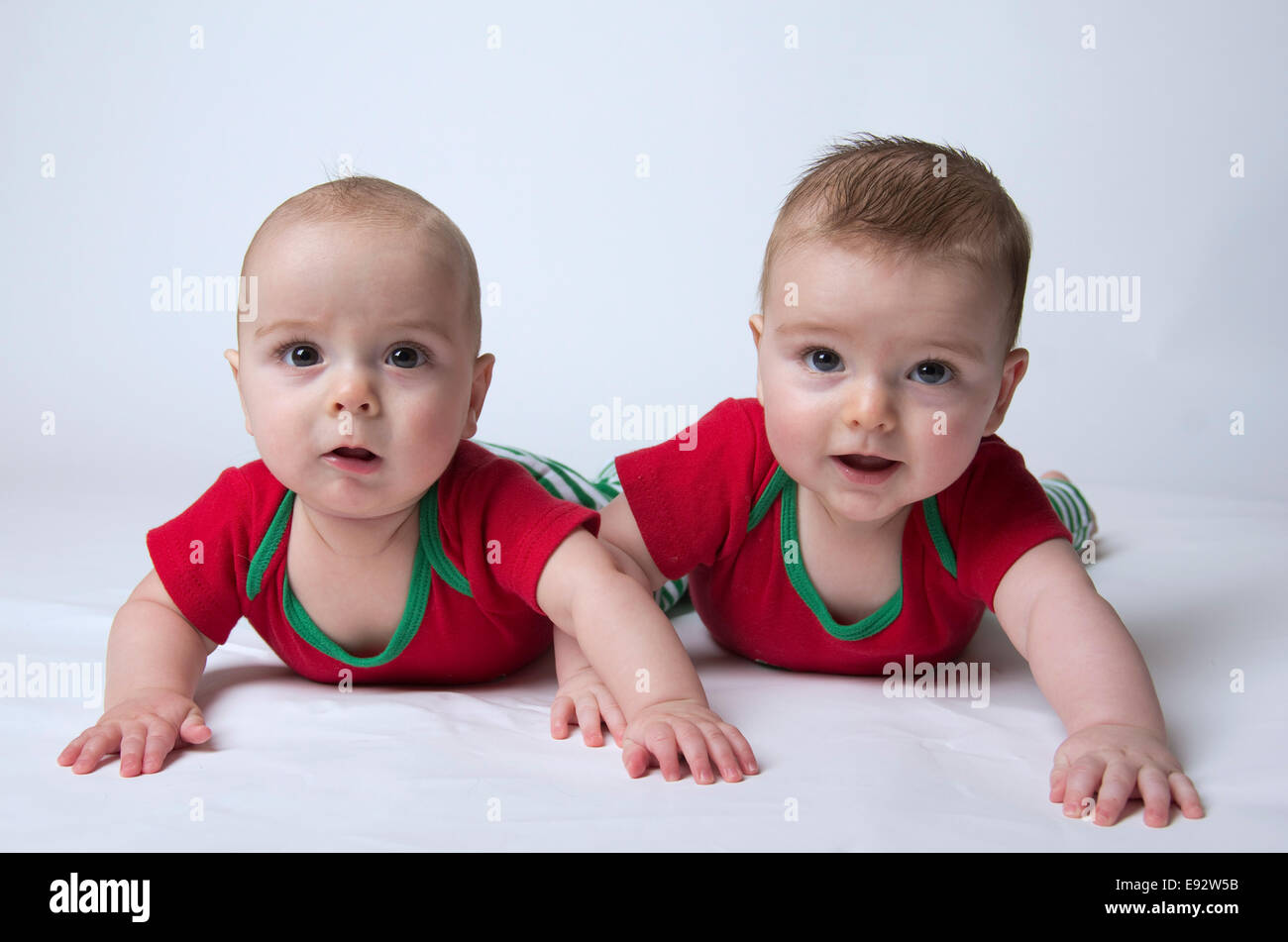 Brüderliche 9 Monat Zwillinge Jungen hielt ihren Kopf Ups und suchen Sie verdächtige oder unzufriedenen oder unsicher Stockfoto Brüderliche 9 Monat Zwillinge Jungen hielt ihren Kopf Ups und suchen Sie verdächtige oder unzufriedenen oder unsicher Stockfoto