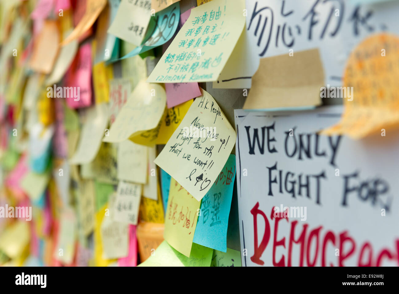 Hong Kong. 17. Oktober 2014. Proteste: Studenten, pro-Demokratie-Aktivisten und anderen Unterstützern der Occupy Central, jetzt genannt den Regenschirm-Bewegung oder den Regenschirm-Revolution bleiben der Tamar Protest-Webseite auch als Dach Platz.  Tausende von Nachrichten der Unterstützung werden entlang der John-Lennon-Mauer gebucht. Stockfoto