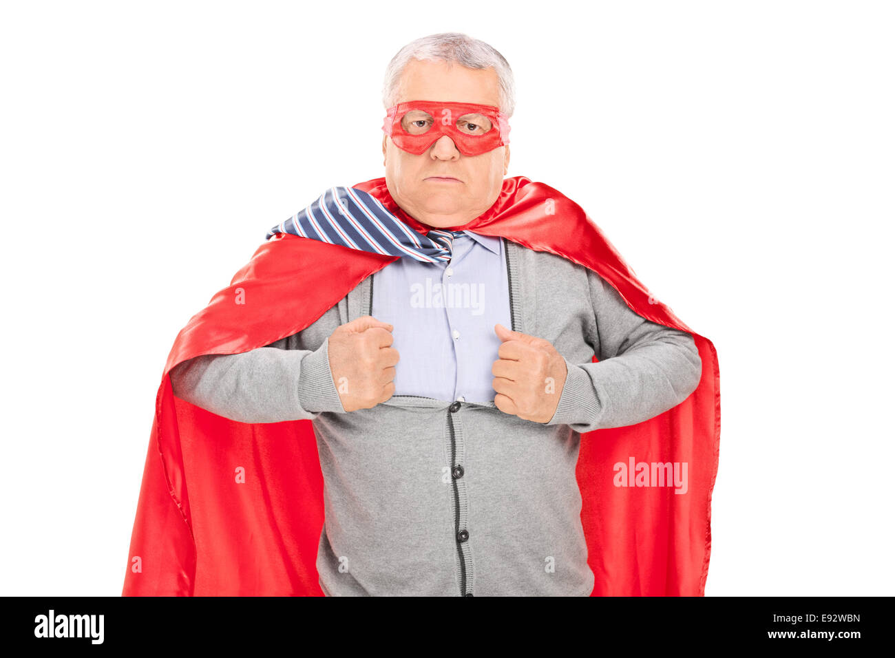 Senior in Superhelden-Kostüm reißt sein Hemd isoliert auf weißem Hintergrund Stockfoto