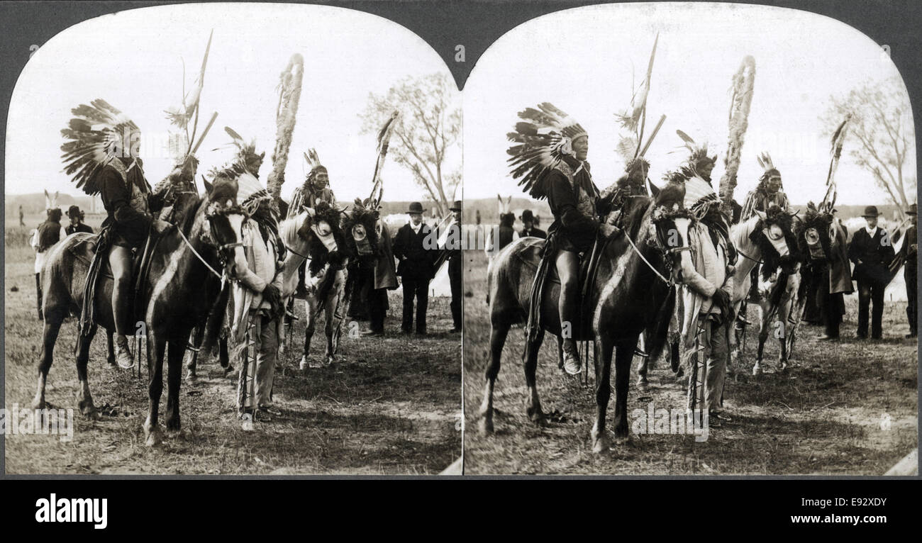 Sioux Indianer Indianer in traditionellen Kopfschmuck auf dem Pferderücken, Nebraska, USA, Nahaufnahme, Stereo-Karte, 1900 Stockfoto