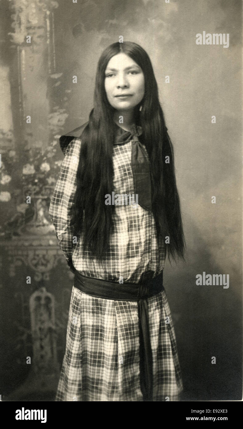 Junge Ojibwa-Frau, Porträt, um 1900 Stockfoto