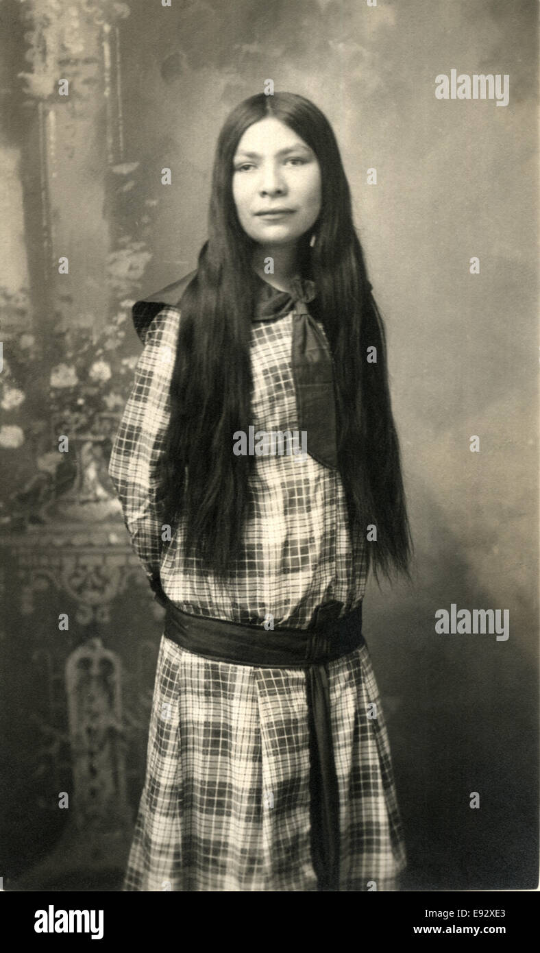 Junge Ojibwa-Frau, Porträt, um 1900 Stockfoto
