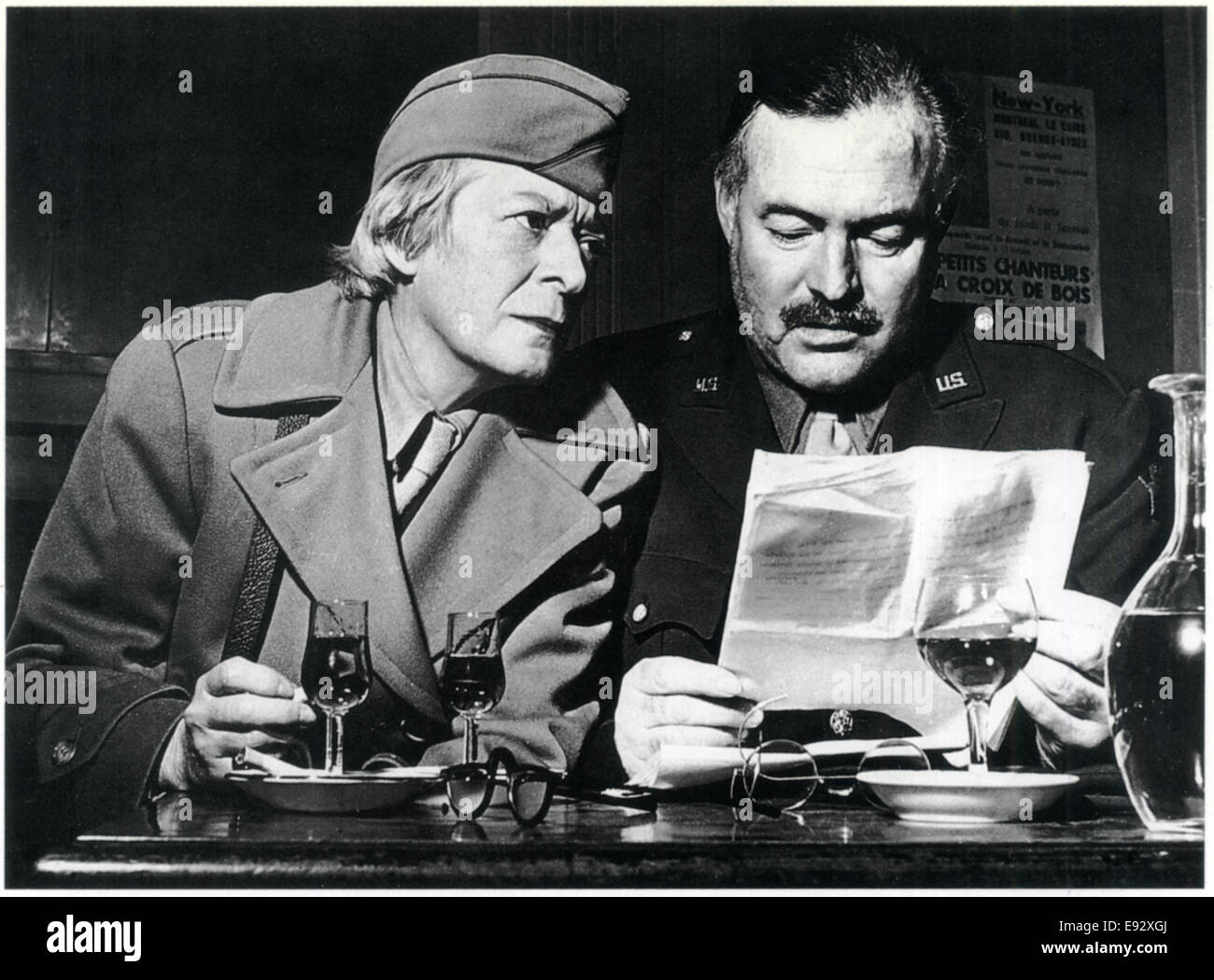 Janet Flanner (1892 – 1978) und Ernest Hemingway (1899-1961), Porträt, die Uniformen der Kriegsberichterstatter, Paris, Frankreich, 1944 Stockfoto