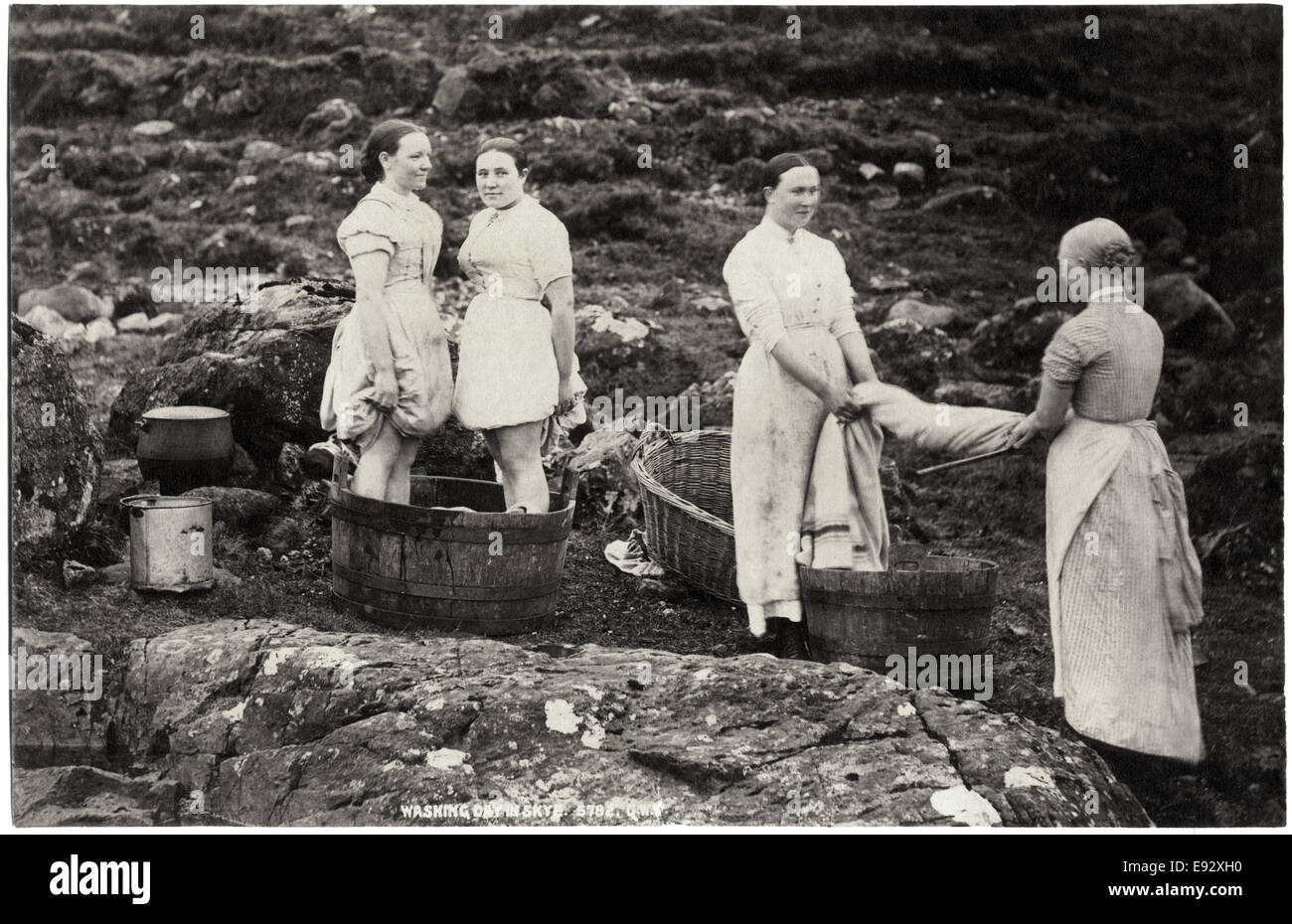 Frauen waschen decken, Skye, von George Washington Wilson, Eiweiss zu drucken, um 1880 Stockfoto