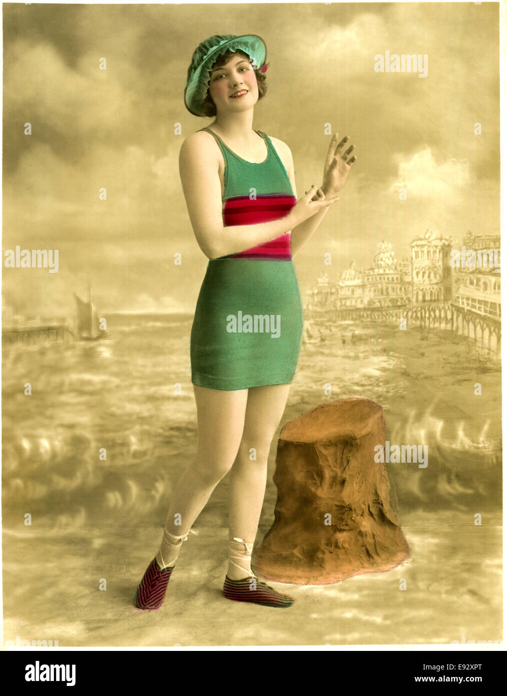 Frau in grün Badeanzug mit Red Band, gestreifte Schuhe, Portrait, ca. 1900 Stockfoto