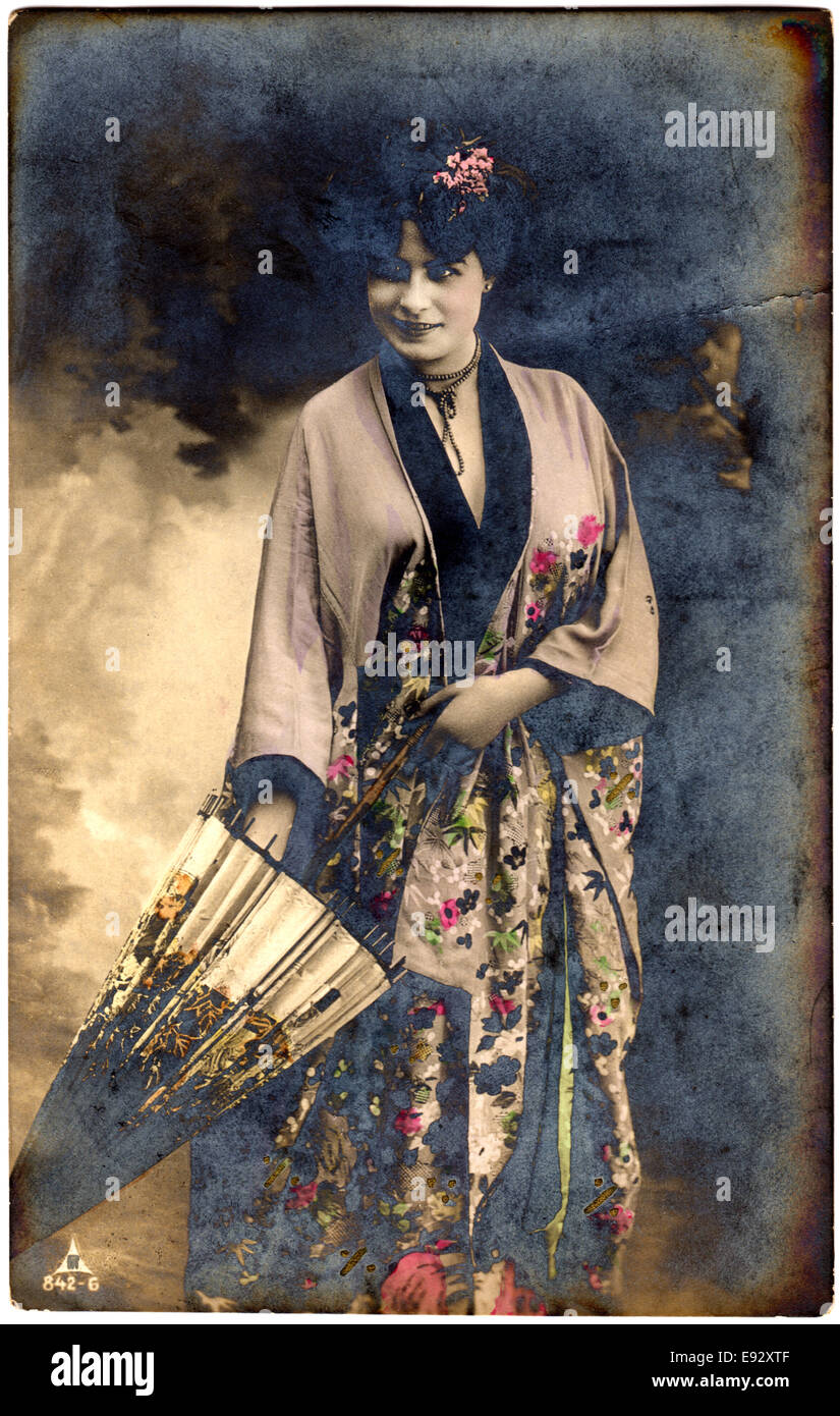Frau im Kimono stehend mit Sonnenschirm, handkolorierten Postkarte, ca. 1912 Stockfoto