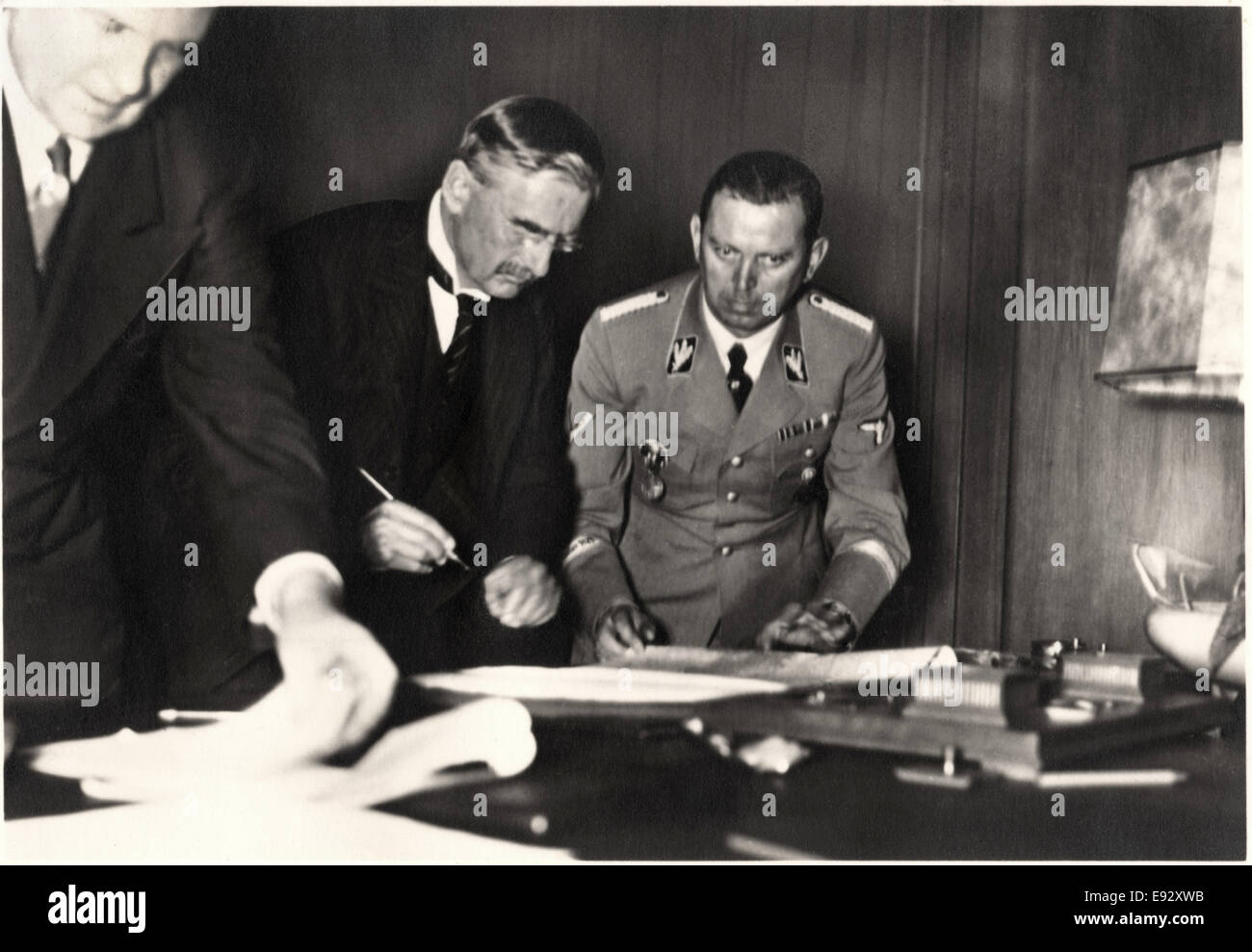 Britische Premierminister Neville Chamberlain Vertragsunterzeichnung München, München, 30. September 1938 Stockfoto