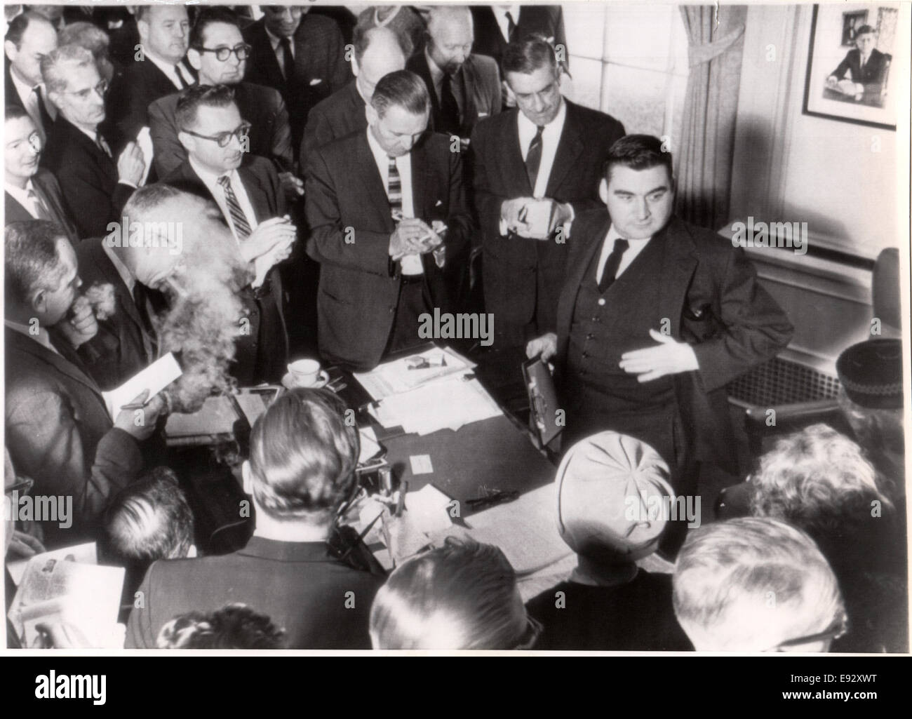 Weiße Haus Pressesekretär, Pierre Salinger, Ankündigung zu Reportern, dass US-Präsident John Kennedy nationale Fernsehen Bericht zur Kubakrise, 22. Oktober 1962 machen Stockfoto
