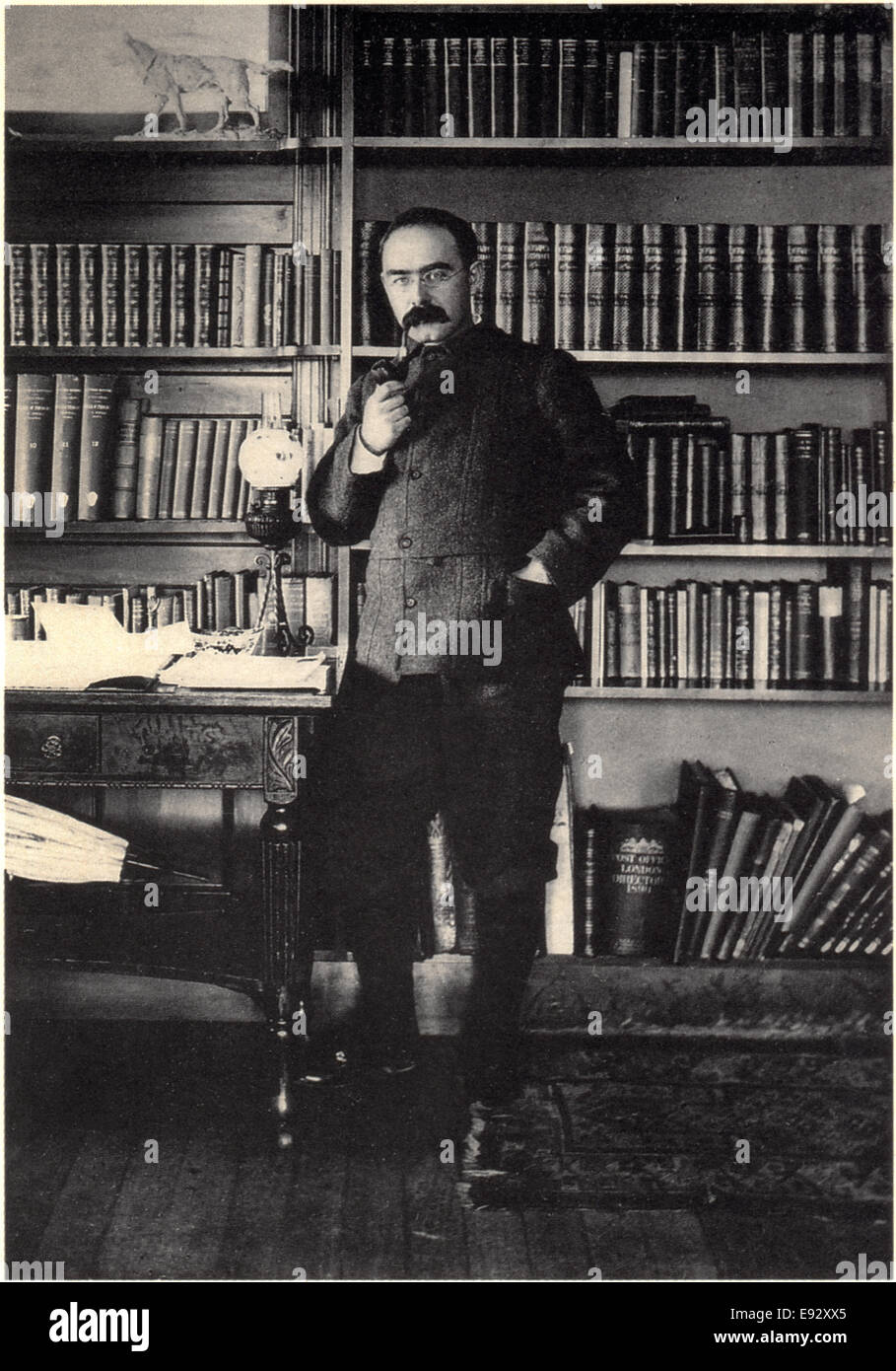 Rudyard Kipling (1865-1936), englischer Dichter und Schriftsteller, Portrait zu Hause, ca. 1895 Stockfoto