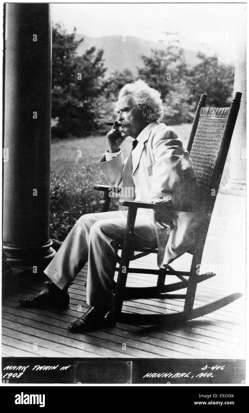 Samuel Langhorne Clemens, oder besser bekannt als Mark Twain (1835-1910), US-amerikanischer Schriftsteller und Humorist, Portrait im Schaukelstuhl rauchende Zigarre, ca. 1908 Stockfoto