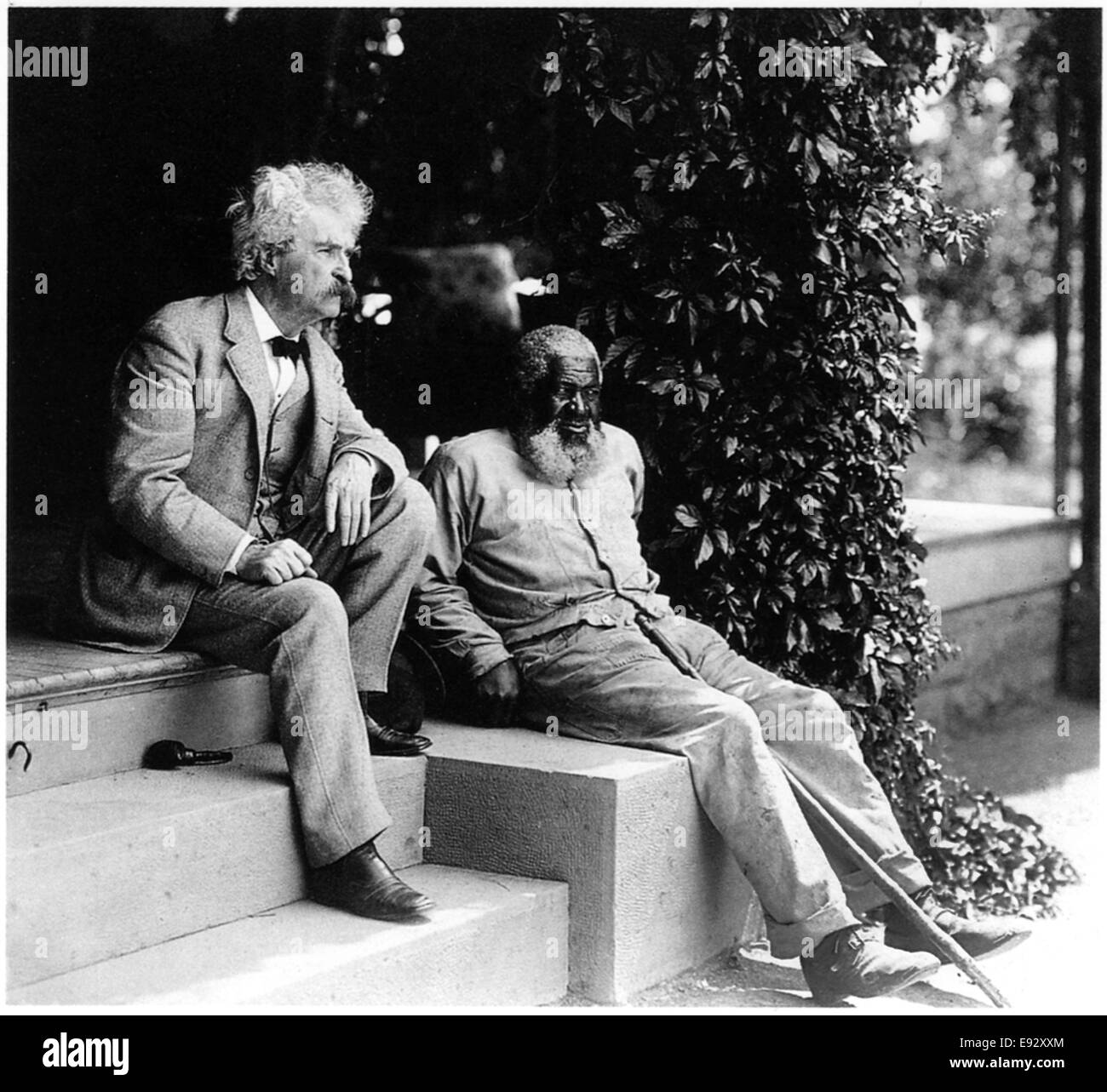 Mark Twain (Samuel Langhorne Clemens, 1835-1910), mit John Lewis sitzen auf der Veranda Schritte, Elmira, New York, USA, ca. 1903 Stockfoto