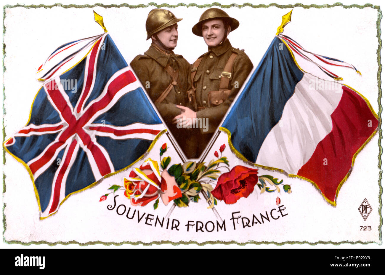 Französische und britische Soldaten Händeschütteln hinter Union Jack und französischen Fahnen, Weltkrieg, "Souvenir aus Frankreich, französische Postkarte, ca. 1918 Stockfoto