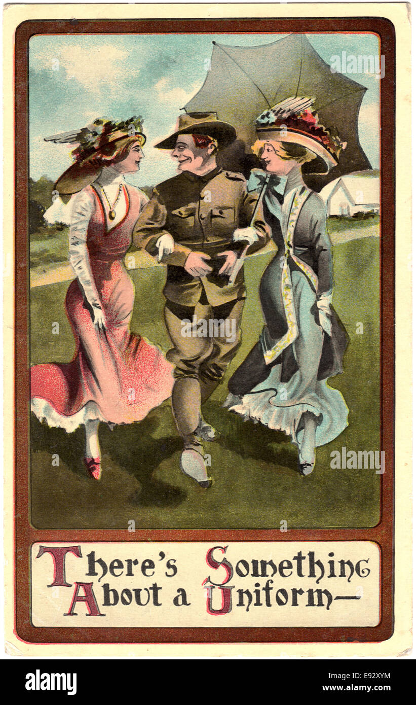 Zwei Frauen gehen Arm in Arm mit Soldaten, "Es gibt etwas über eine einheitliche", WWI-Postkarte, ca. 1917 Stockfoto
