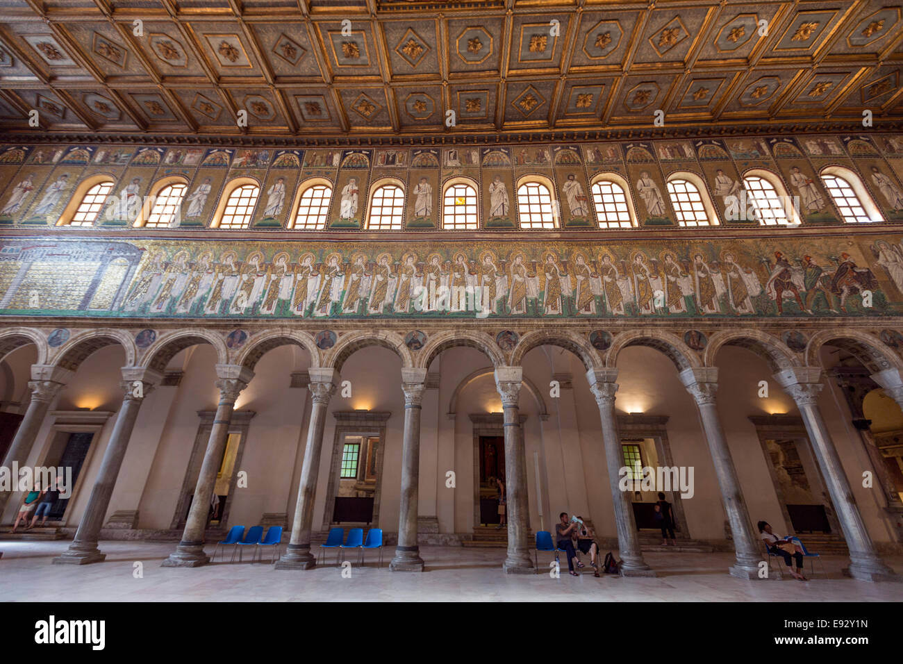 Die Basilika von Sant' Apollinare Nuovo mit Mosaiken und Säulen mit korinthischen Kapitellen, Stockfoto