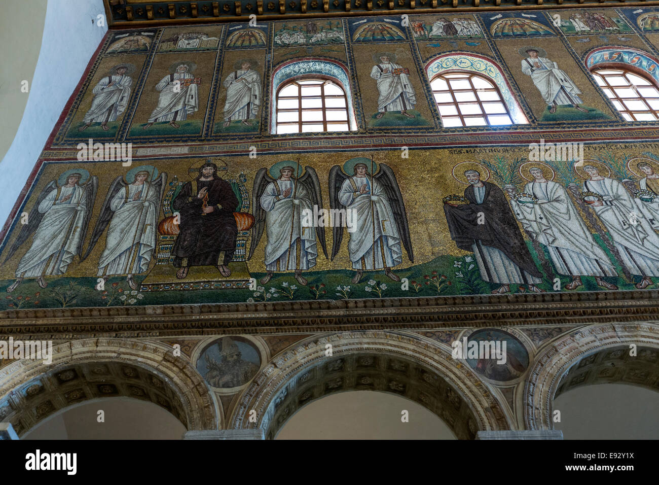 Christus thront als himmlischer König. Mosaiken in der Basilika di San Apollinare Nuovo, Ravenna Stockfoto