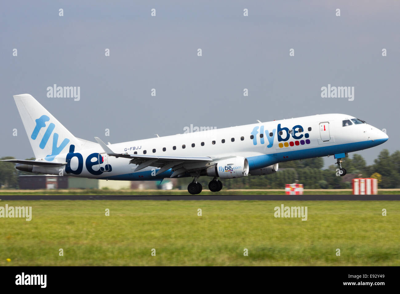 Flybe Embraer ERJ-175 Ankunft am Flughafen Schiphol. Stockfoto