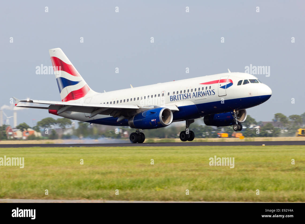 British Airways Airbus A318 Ankunft am Flughafen Schiphol. Stockfoto