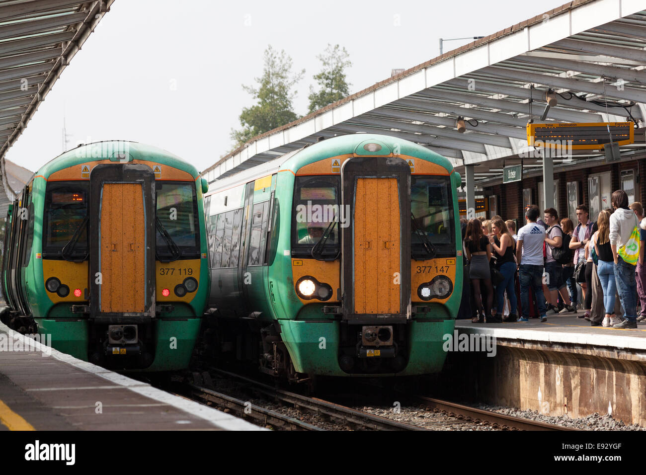 Züge, die Ankunft am Bahnhof von Chichester in beide Richtungen, West Sussex Stockfoto