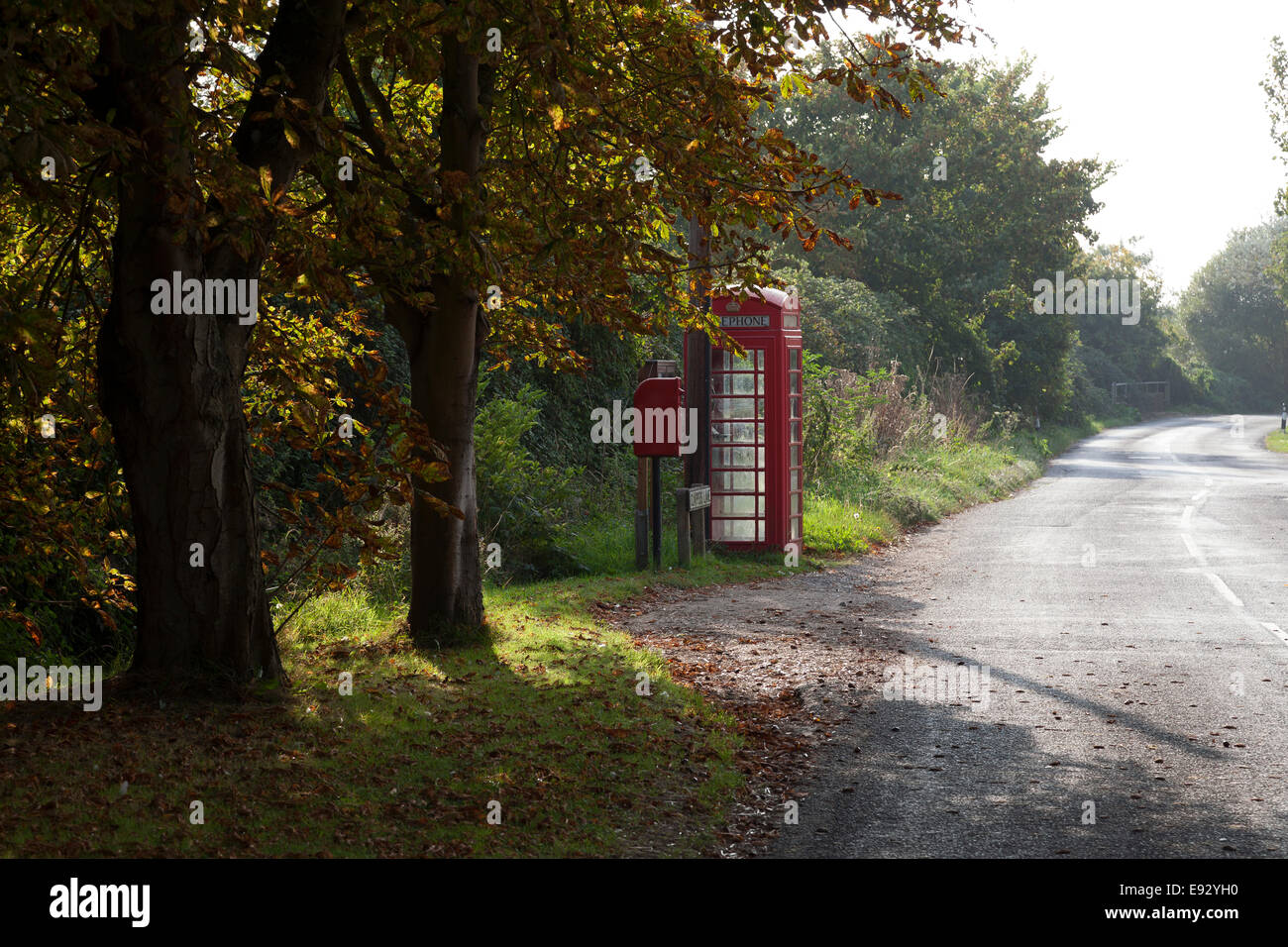 Telefon-box in der Dorfmitte, Earnley, West Sussex Stockfoto