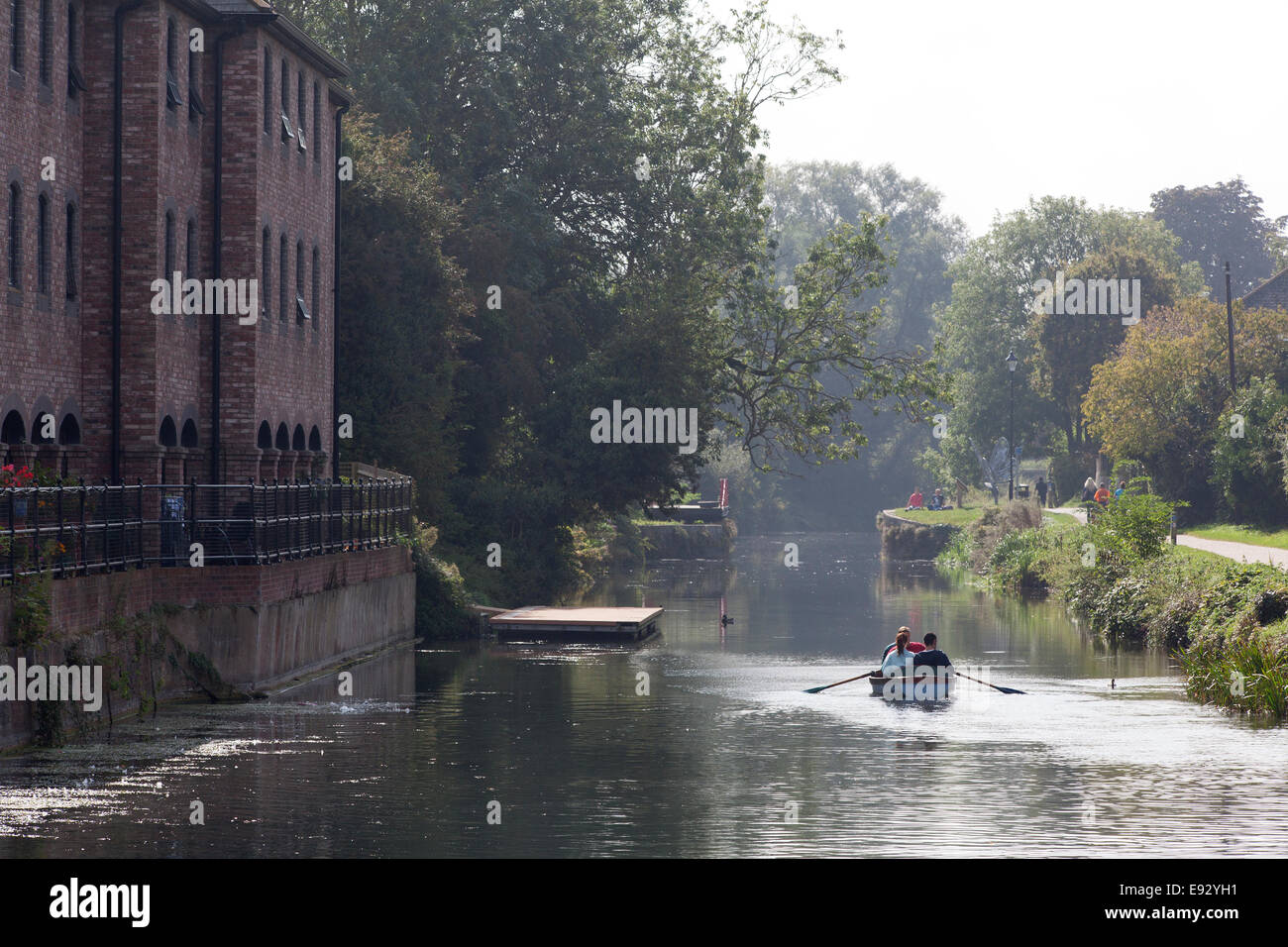 Personen in einem Ruderboot auf dem Chichester Canal, Chichester, West Sussex Stockfoto