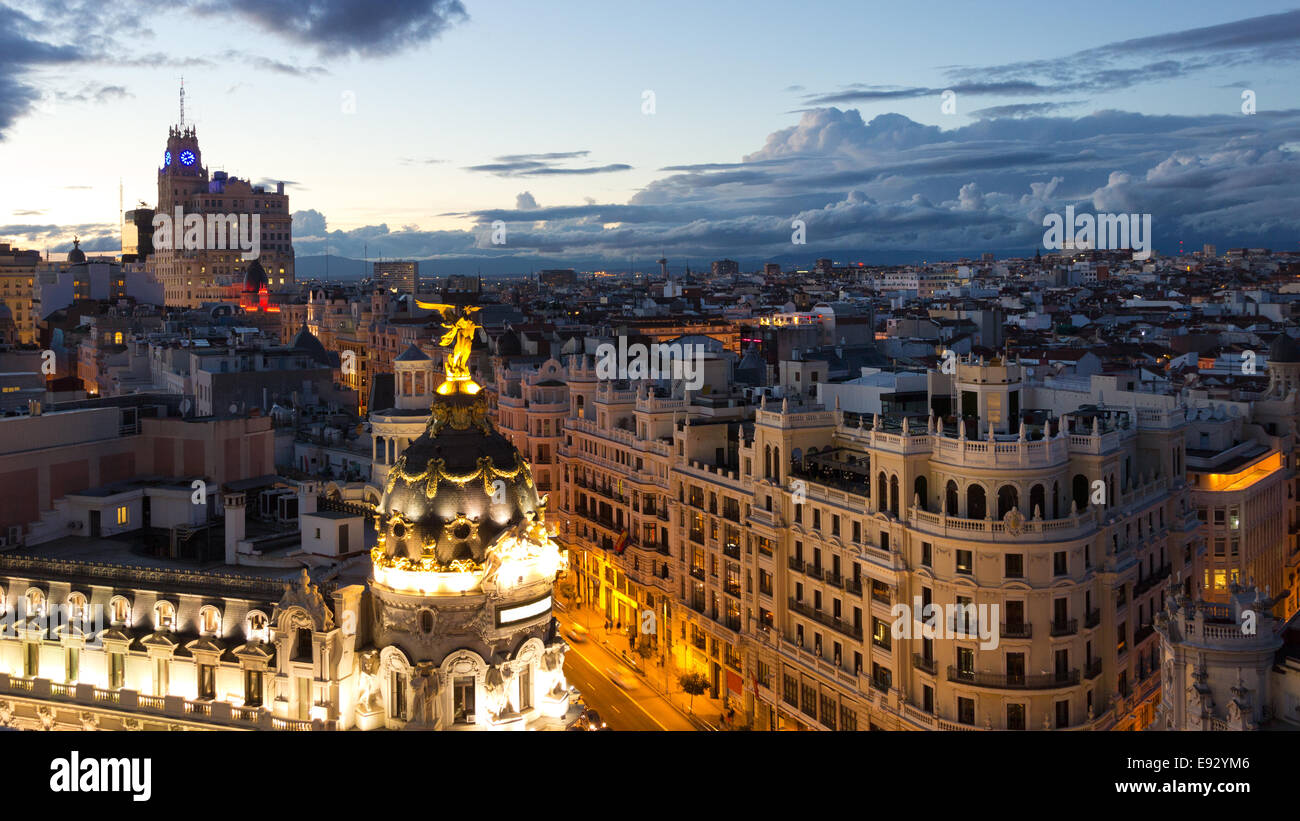 Panorama Blick auf Gran Via, Haupteinkaufsstraße in Madrid, Spanien. Stockfoto