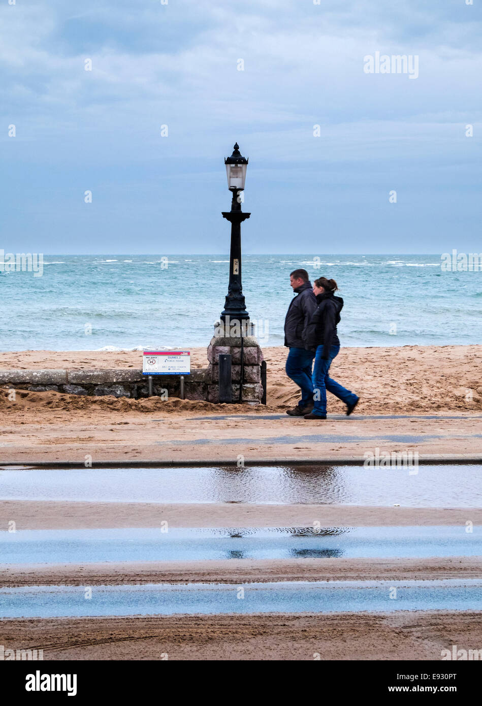 Exmouth, Devon, UK. 17. Oktober 2014. Stürme waschen Meerwasser und Sand vom Strand über dem Bürgersteig cycle Lane und Road in das Devon Seebad Exmouth Credit: dPAD/Alamy Live-Nachrichten Stockfoto