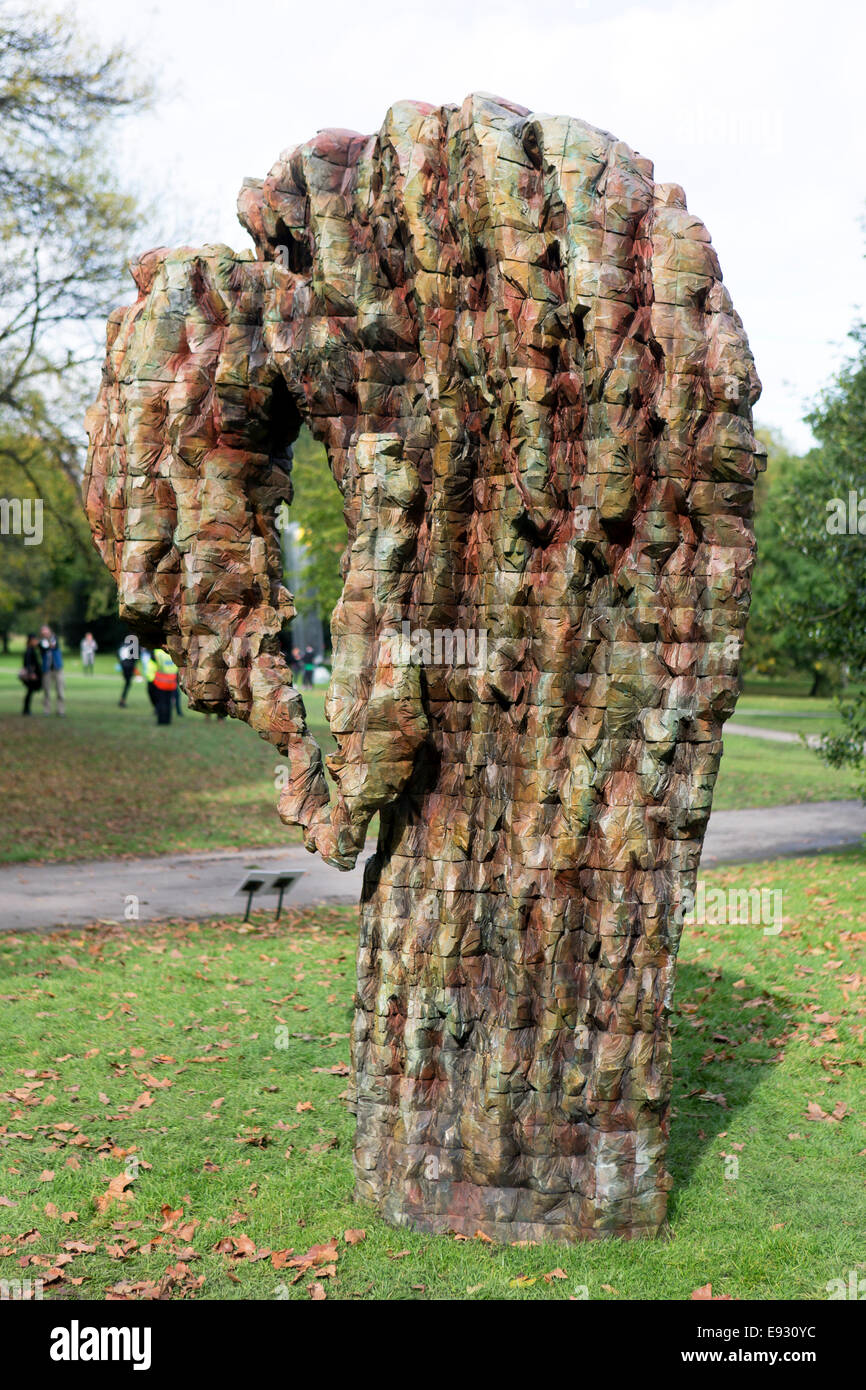 "Herz in Hand" eine Skulptur von Ursula von Rydingsvard an der Frieze Art Fair 2014, Regents Park, London, UK. Stockfoto