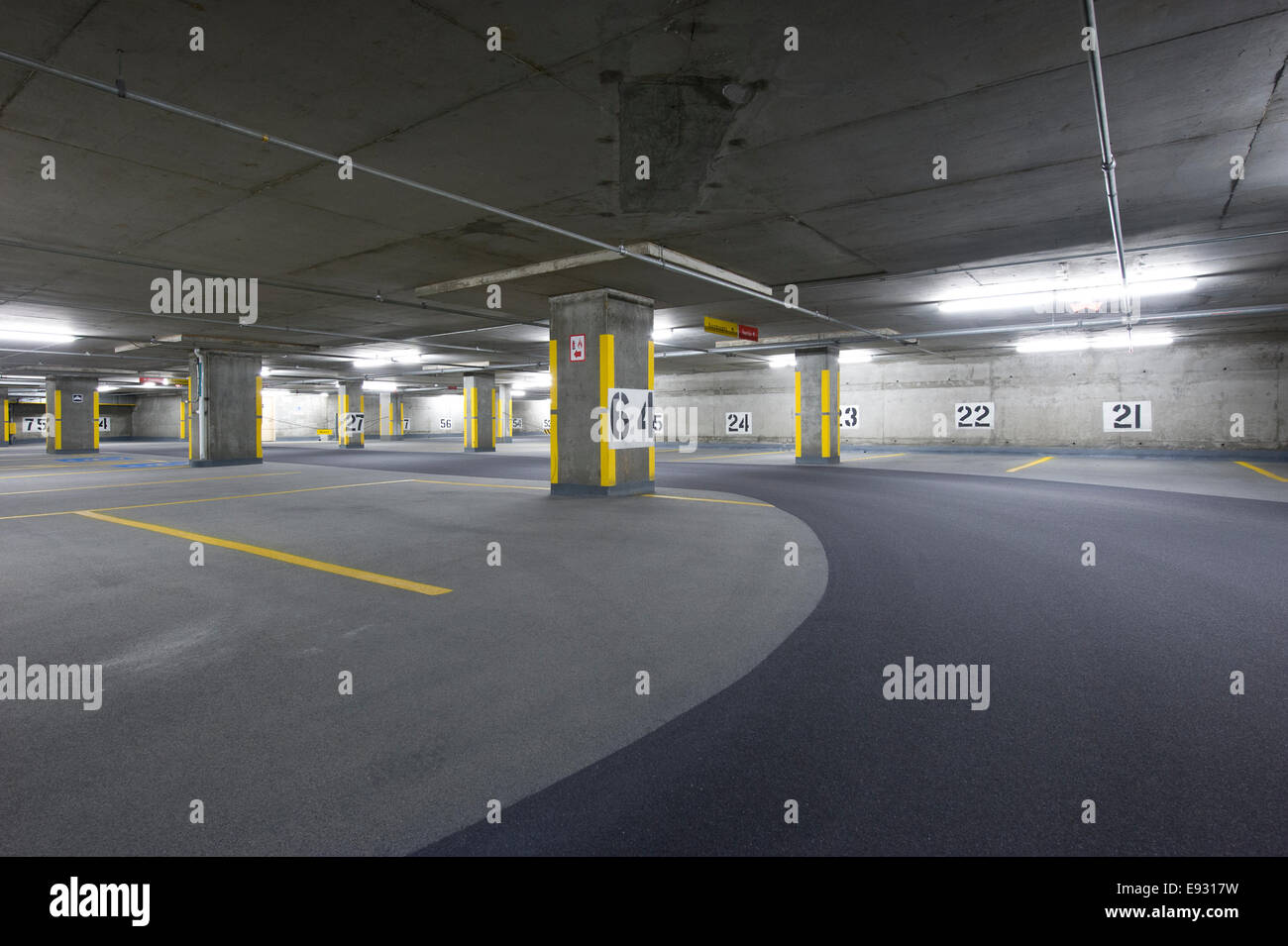 Parkhaus gepflastert Stockfoto