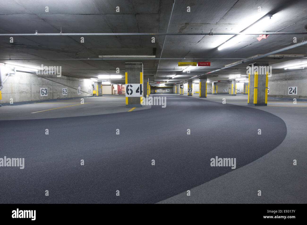 Parkhaus gepflastert Stockfoto