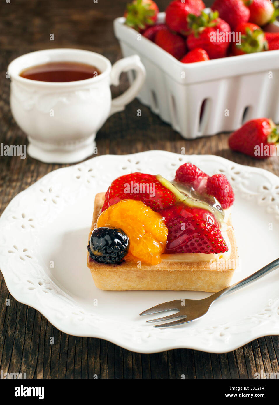 Törtchen mit Chantilly Sahne und Beeren Stockfoto