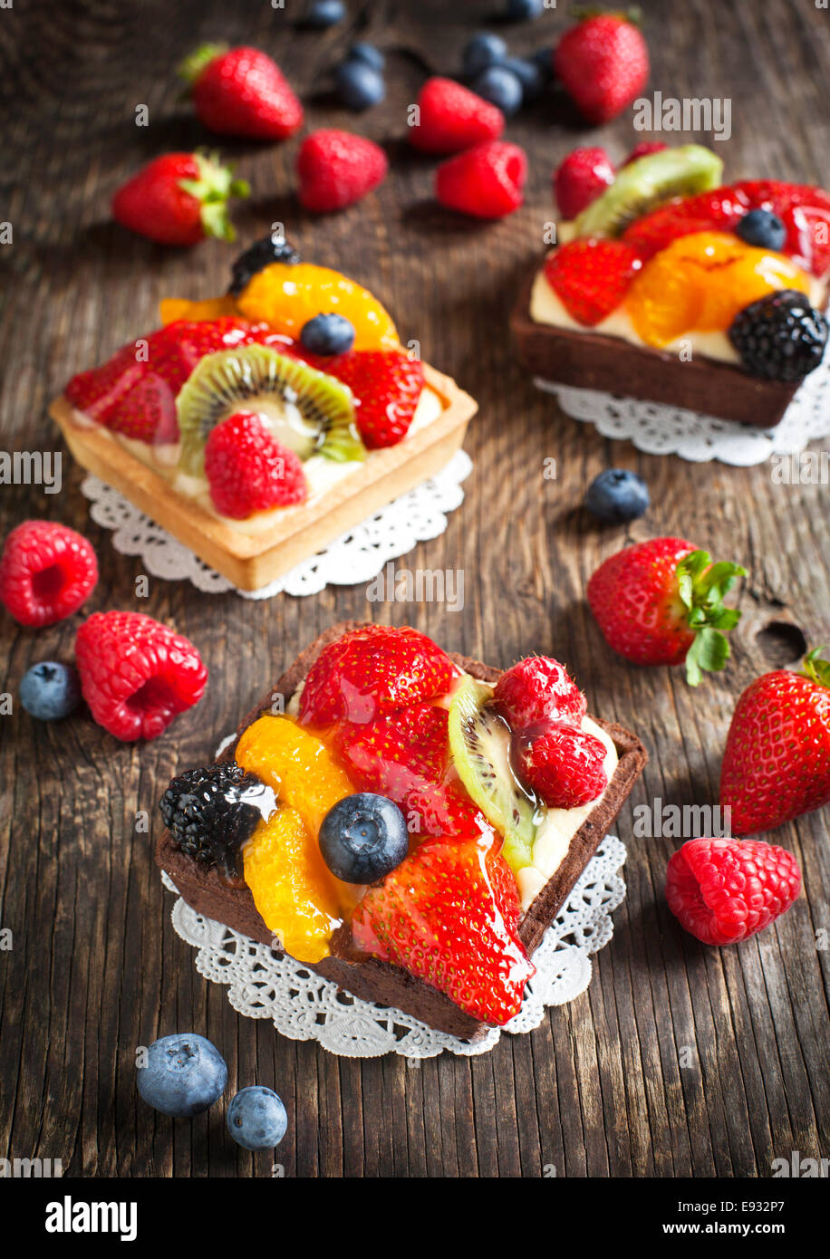 Törtchen mit Chantilly Sahne und Beeren Stockfoto