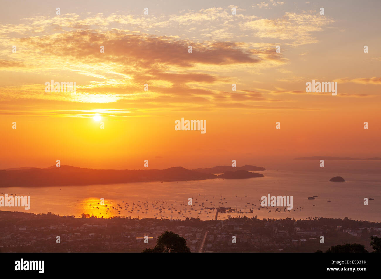 Malerischen Sonnenaufgang auf der Insel Phuket in Thailand. Stockfoto