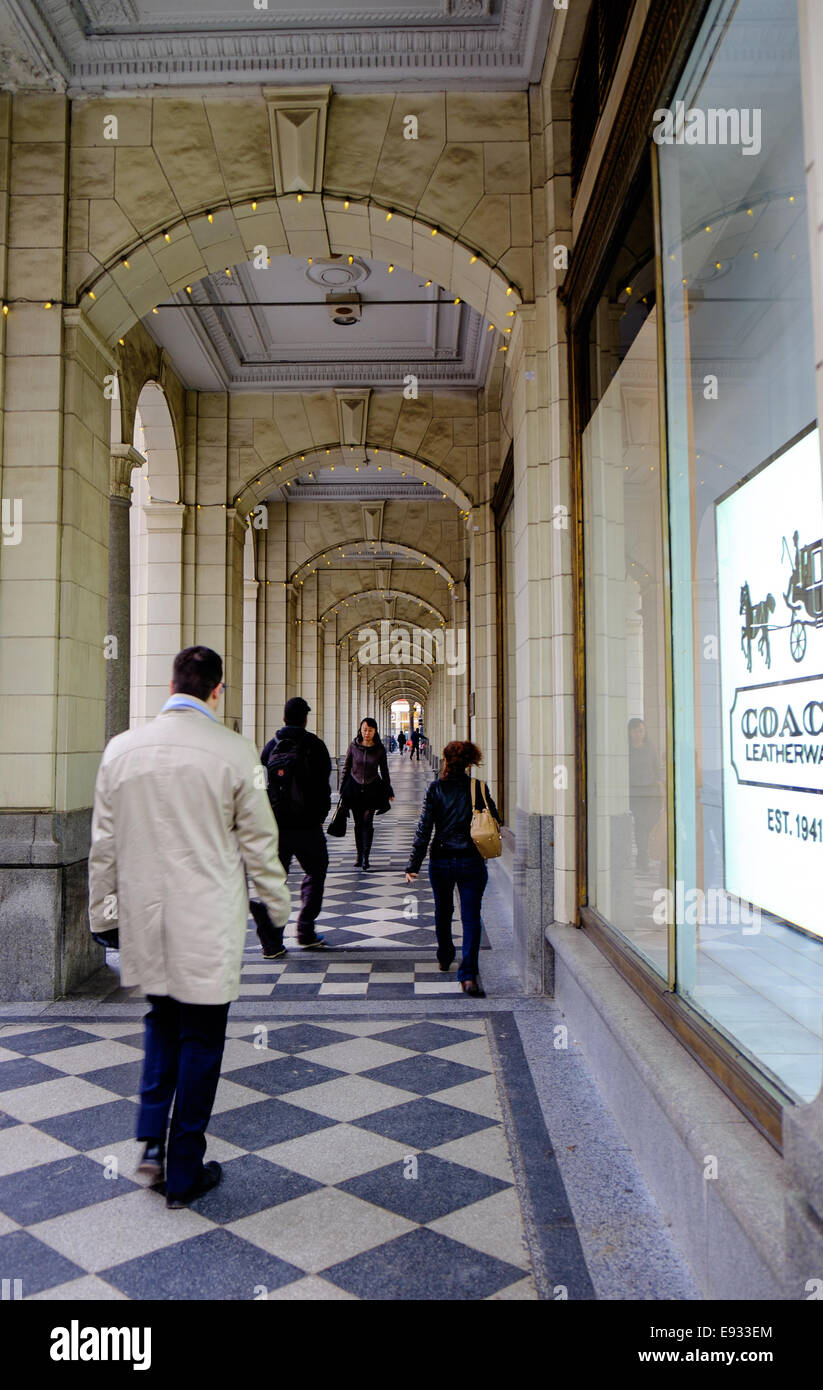 Bögen auf dem Bürgersteig vor der Hudson Bay Company Kaufhaus befindet sich in 200 8 Avenue Southwest in Calgary Stockfoto