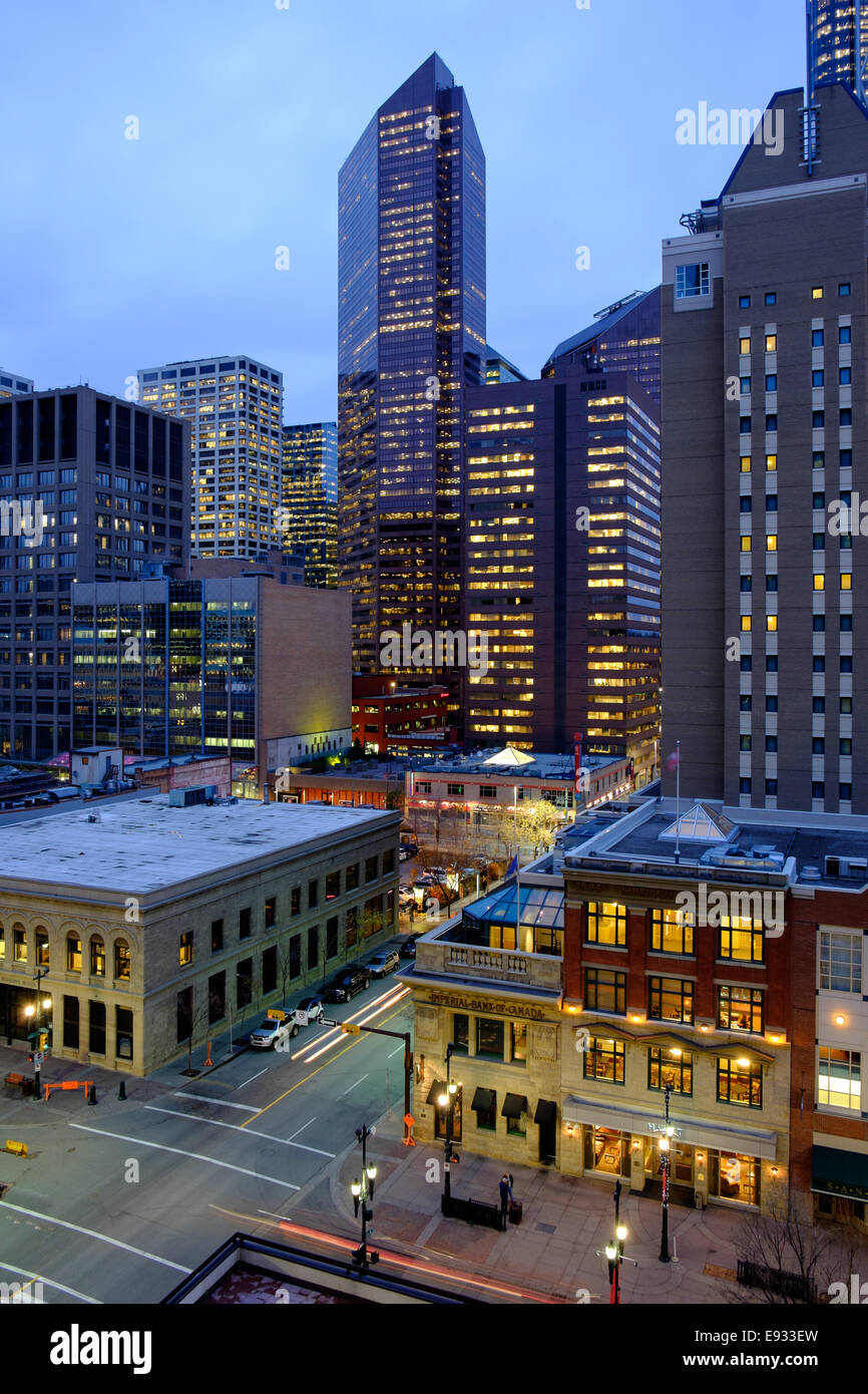 Die Innenstadt von Calgary, Alberta Kanada bei Nacht suchen Norden Centre Street Südwesten ausgerichtet, an der Kreuzung der 8th Avenue Southwe Stockfoto