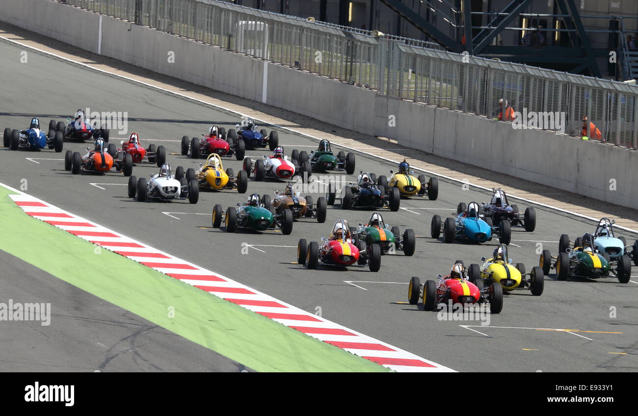 Autos in der Startaufstellung zu Beginn eines Rennens der Formel Junior, Silverstone Classic 2014 Stockfoto