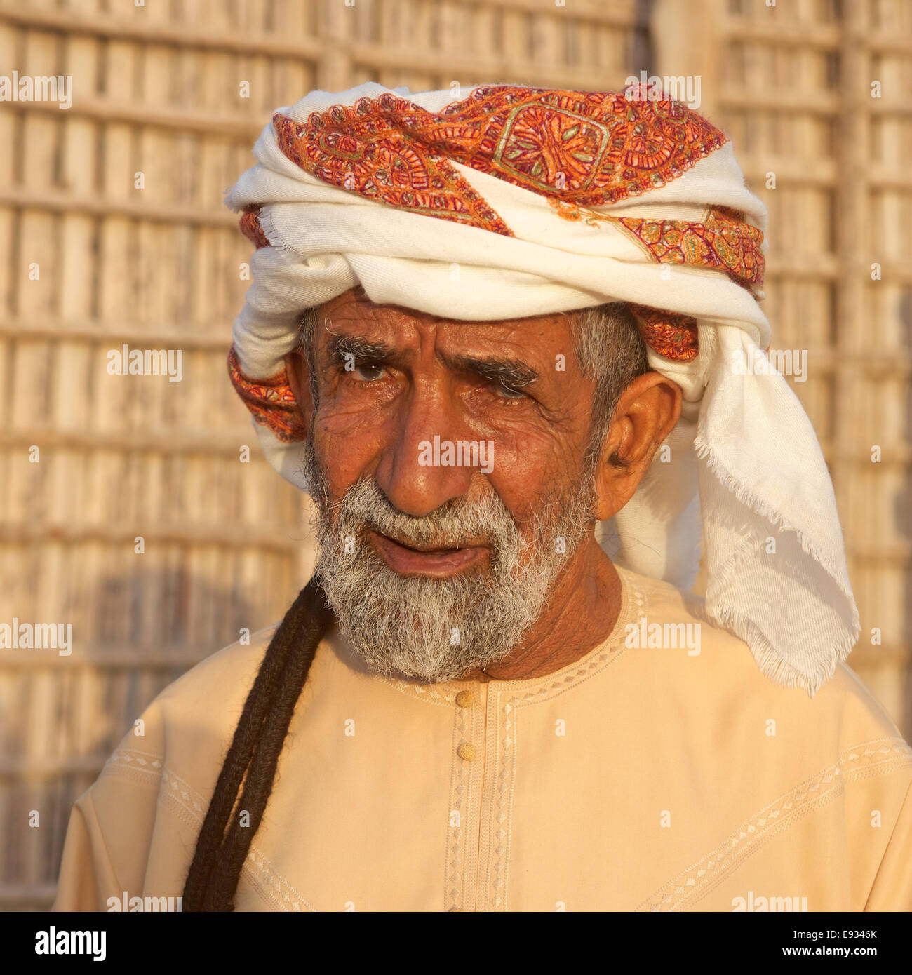 Porträt einer alten omanischen Mann trägt eine traditionelle Headcloth in der Nähe von Muscat in das Sultanat Oman. Stockfoto