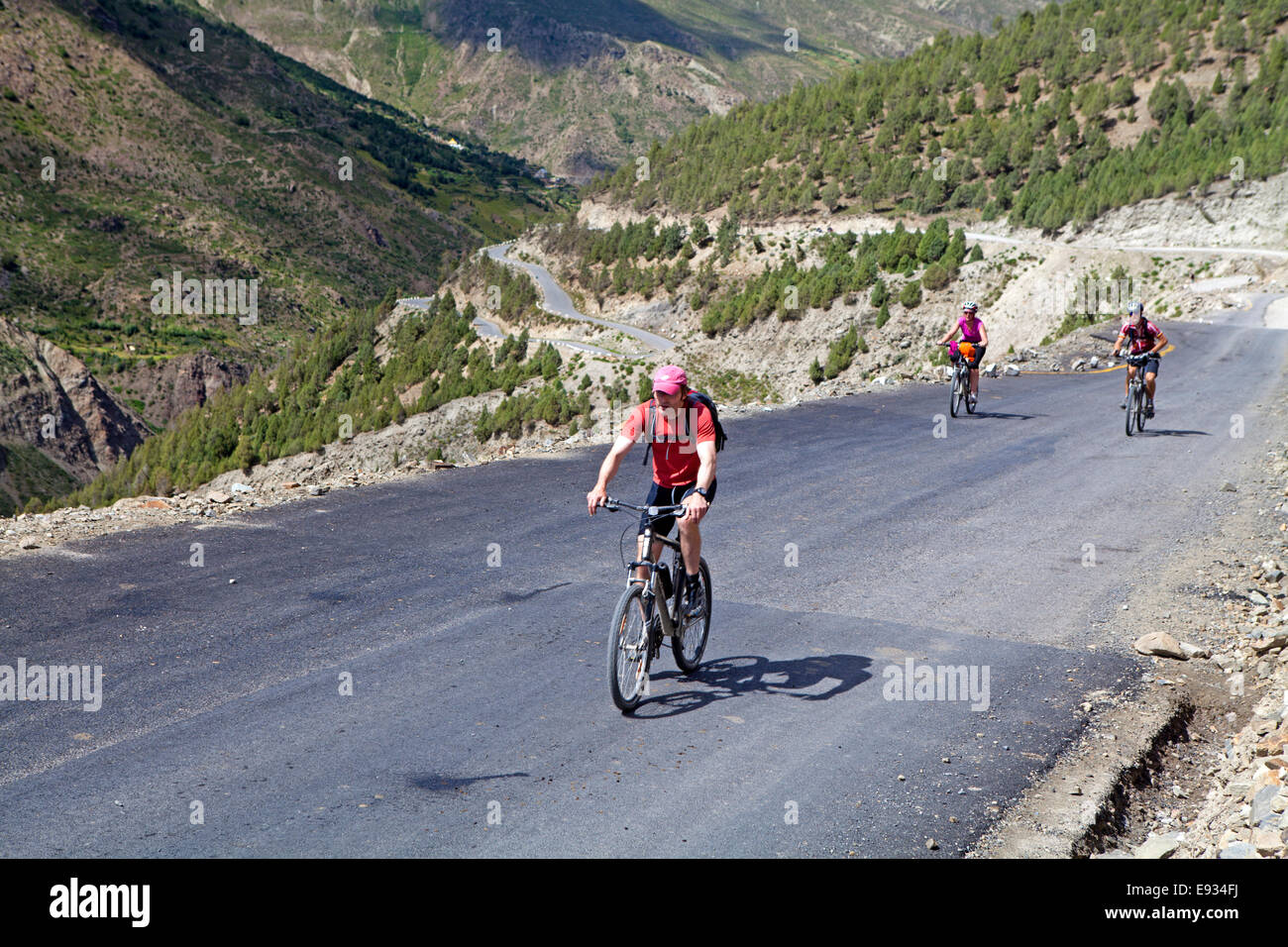 Radfahrer auf dem Manali Leh Highway durch den Himalaya Stockfoto