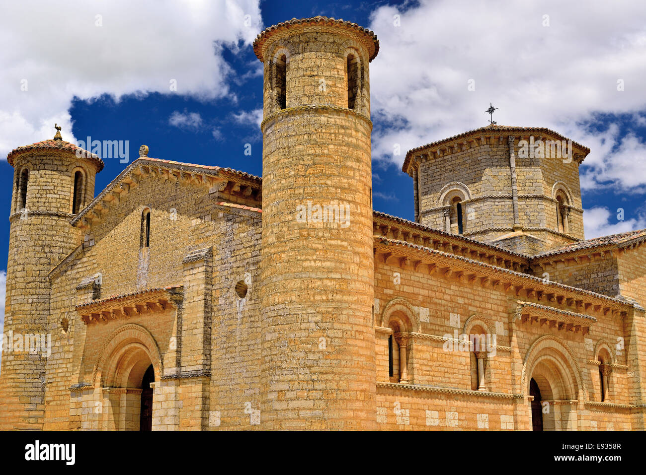 Spanien, Jakobsweg: Außenansicht der romanischen Kirche St. Martin in Fromista Stockfoto