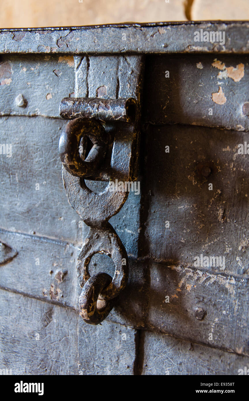 Closeup auf die Schlösser von eine alte Truhe aus Metall Stockfotografie -  Alamy