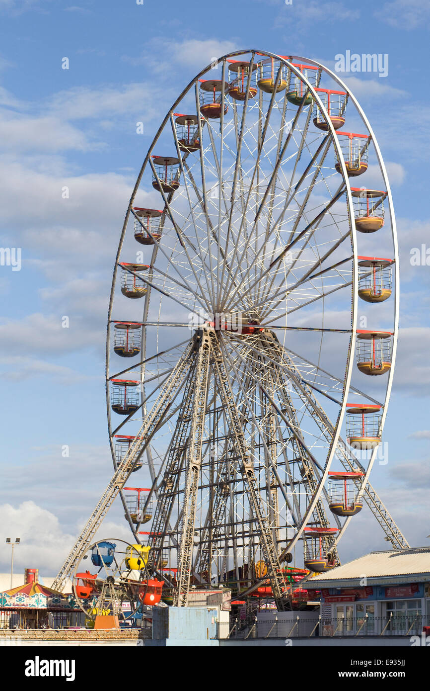 Strand und promenade North Pier, The Golden Mile, Blackpool, Lancashire, UK Stockfoto