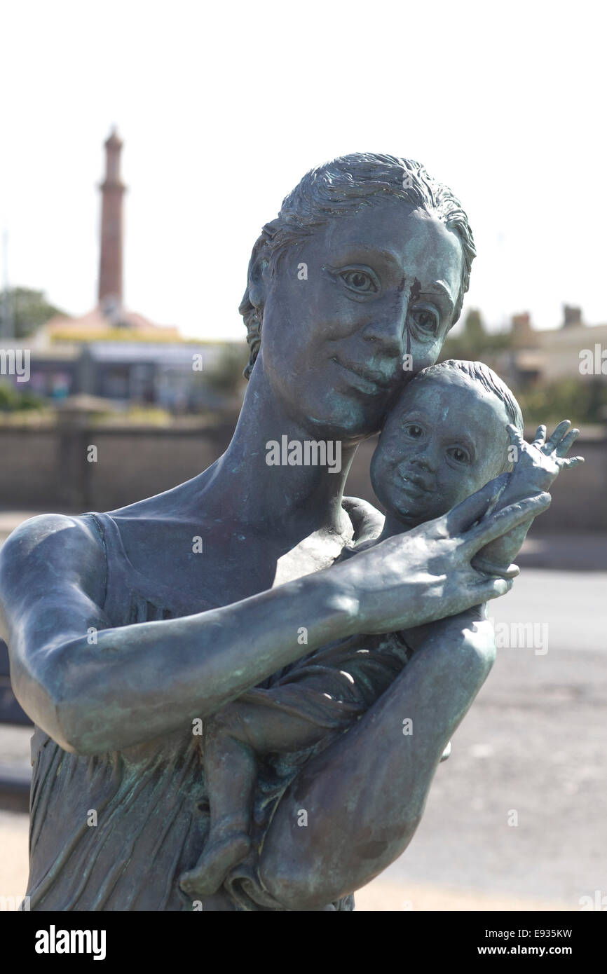 Welcome Home-Statue am Fleetwood mit Knott Ende Slipanlage im Hintergrund Stockfoto