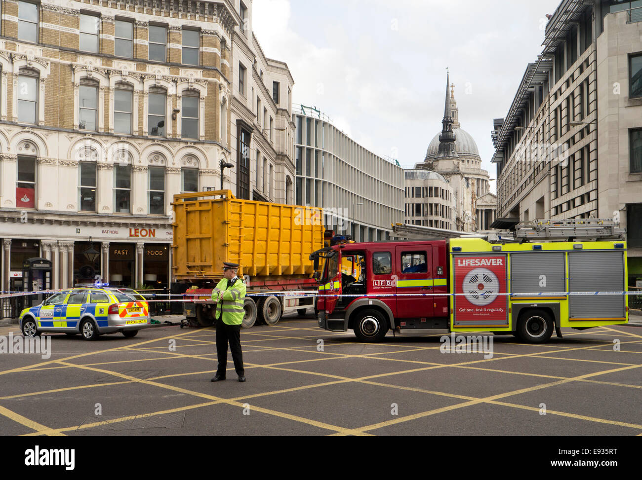 London, UK. 17. Oktober 2014. Straße Unfall mit einem Müllcontainer LKW- und Radfahrer am Ludgate Circus London UK 17.10.2014 Credit: Martyn Goddard/Alamy Live News Stockfoto