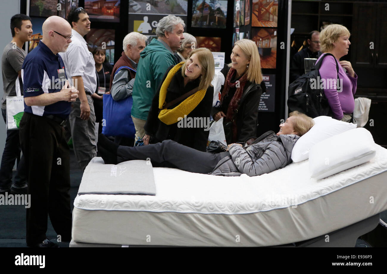 (141018)--VANCOUVER (Kanada), 18. Oktober 2014 (Xinhua)--Besucher werden durch ein Tilt-in der Lage sein Bett an der Vancouver Home and Design Show am BC Place in Vancouver, Kanada, 17. Oktober 2014 angezogen. Der jährliche Zuhause und Designer zeige Vitrinen alle Hauptverbesserung Produkte gehören Möbel, Küche, Dekore und Innenausstattungen von 425 Aussteller quer durch Kanada, die zog Tausende von Besuchern kommen und sehen die neuesten Trends der Hauptverbesserung. (Xinhua/Liang Sen) Stockfoto