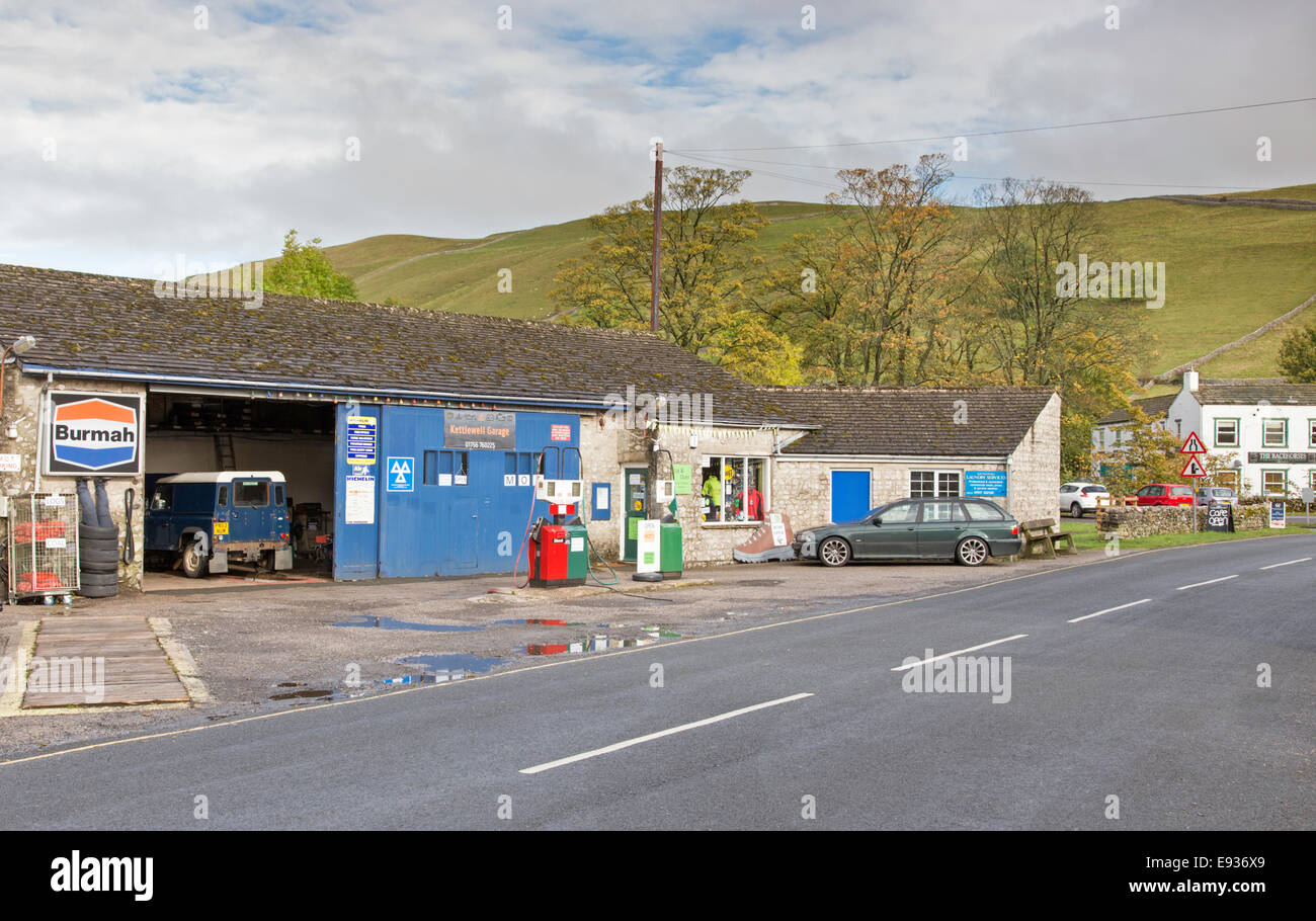 Ländliche Tankstelle, Kettlewell, Yorkshire Dales National Park, North Yorkshire, England, UK Stockfoto