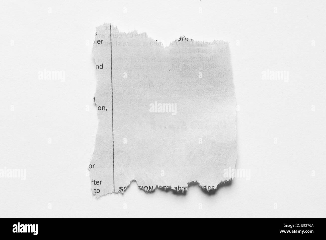Stück von zerrissenem Papier auf einfachen Hintergrund Stockfoto