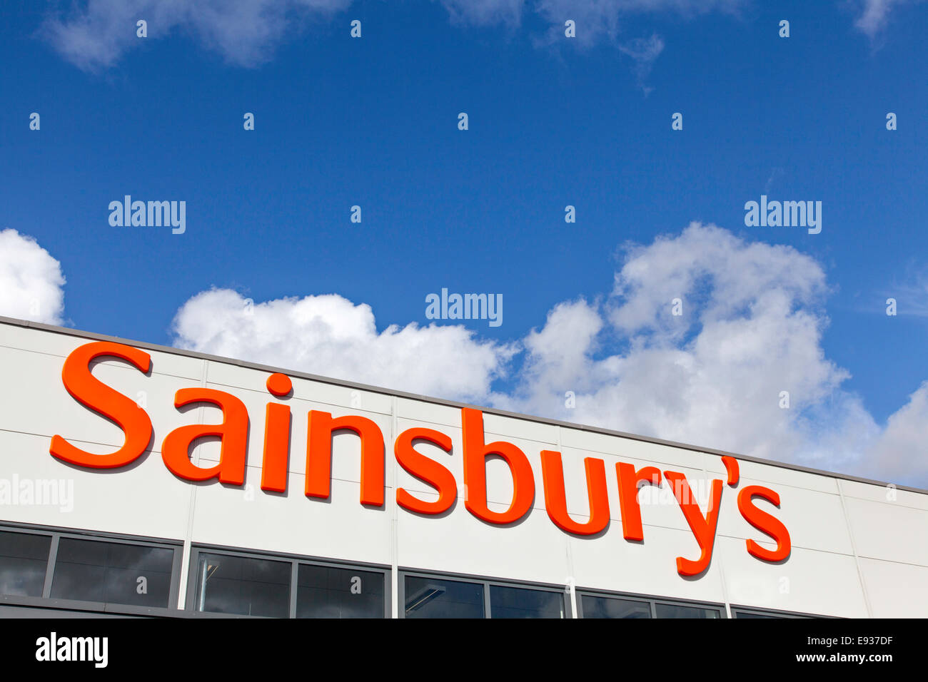 Sainsbury's Shop-Logo gegen einen blauen Himmel, England, UK Stockfoto